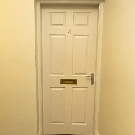 Two Bedroom Within Walking Distance To Centre