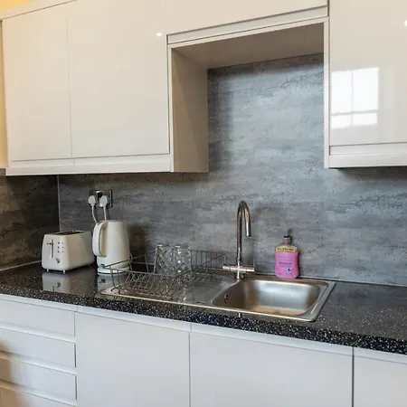 New 2 Bed With Stunning Views Of Arthur Seat Mountain