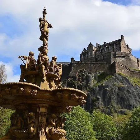 Cosy & Bright Semi-detached House Apartment