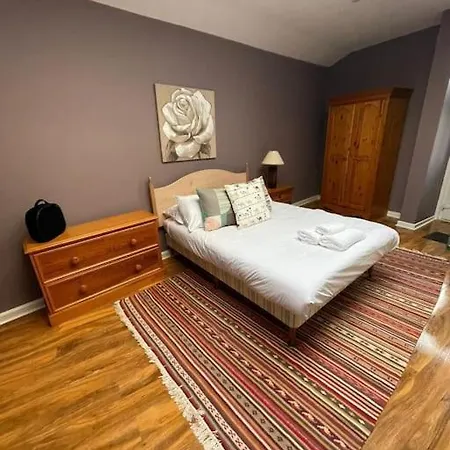 Cosy & Bright Semi-detached House Edinburgh