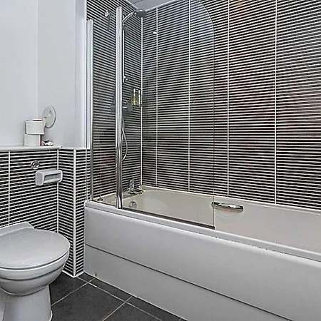 Modern 2 Bed With Stunning Seaside View *