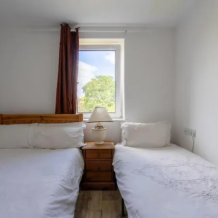 Pilrig Flat: A Lovely 5-bed With A Lift Apartment Edinburgh