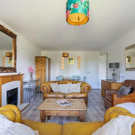 Pilrig Flat: A Lovely 5-bed With A Lift Appartement *