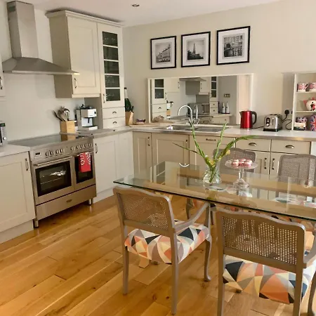 Chic 2b Centre Flat & Patio , Close To Castle Apartment