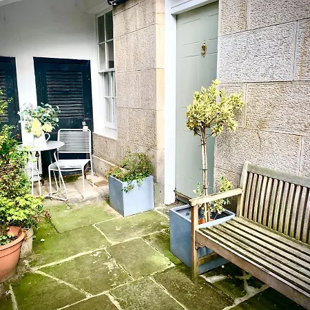 Apartment Chic 2b Centre Flat & Patio , Close To Castle Edinburgh
