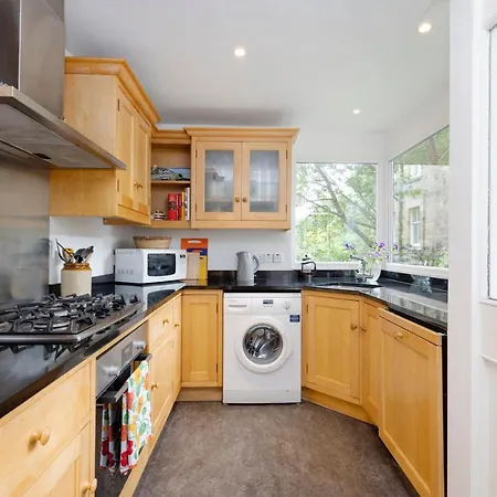 Joivy 3-bed Meadows Flat Near Castle *