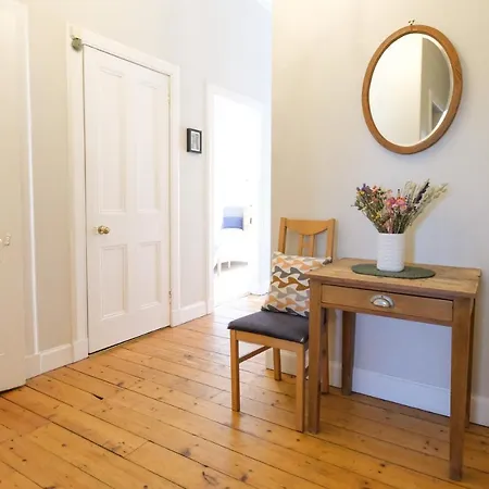 Joivy 3-bed Meadows Flat Near Castle *