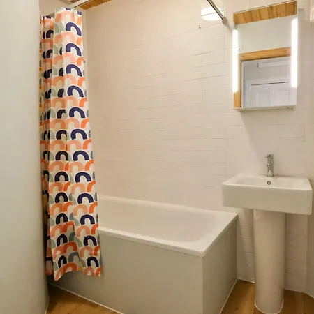Joivy 3-bed Meadows Flat Near Castle