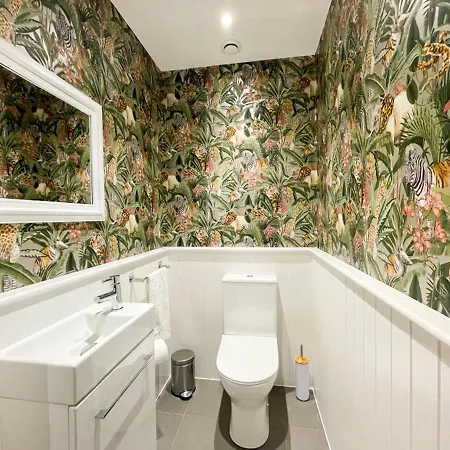 2bed, Private Garden & Fireplace, Near Water Of Leith شقة