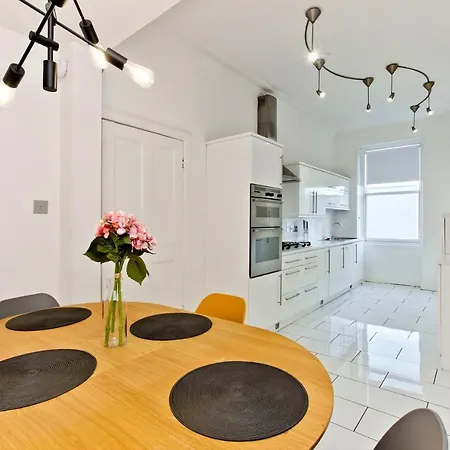 Exquisite & Lively With Fireplace & Panoramic Views * Edinburgh