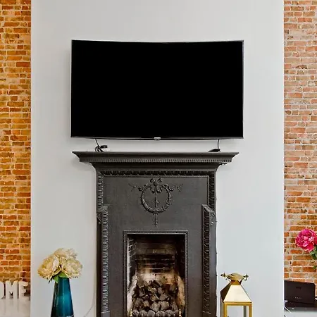 Exquisite & Lively With Fireplace & Panoramic Views