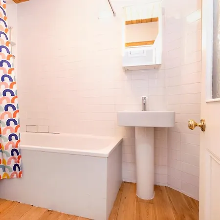 Joivy 3-bed Meadows Flat Near Castle 爱丁堡