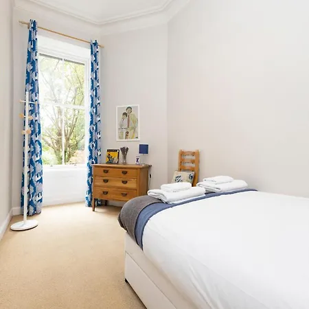 Joivy 3-bed Meadows Flat Near Castle