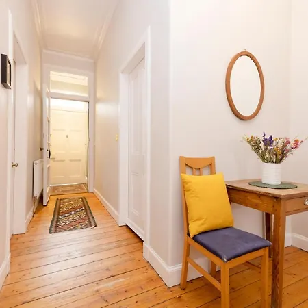 Joivy 3-bed Meadows Flat Near Castle *