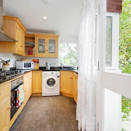 Joivy 3-bed Meadows Flat Near Castle 公寓