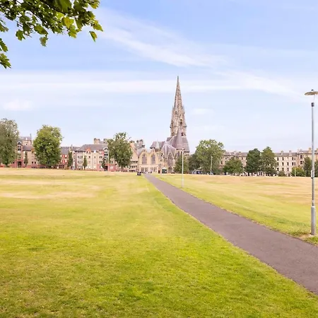 Joivy 3-bed Meadows Flat Near Castle شقة *