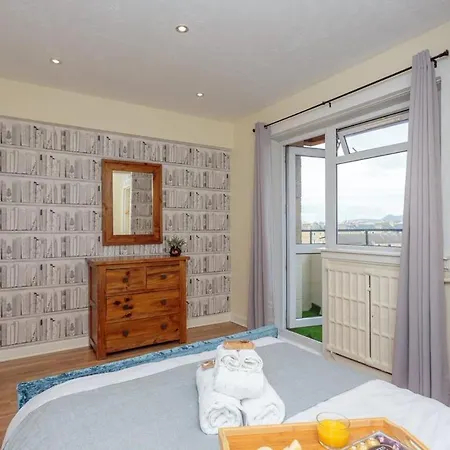 Gorgeous 3-bed Flat, 15 Minutes To Centre