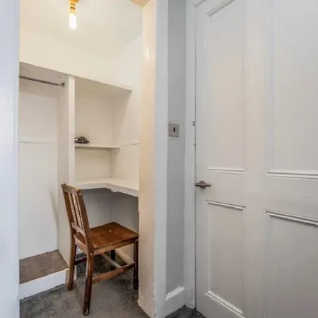 Spacious & Comfortable 3 Bedroom - Near Centre - Free Parking Available - Sleeps Up To 5 Guests
