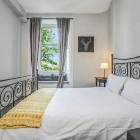 شقة Spacious & Comfortable 3 Bedroom - Near Centre - Free Parking Available - Sleeps Up To 5 Guests