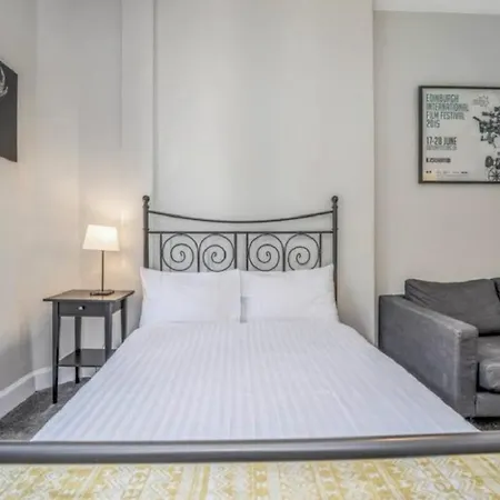 Spacious & Comfortable 3 Bedroom - Near Centre - Free Parking Available - Sleeps Up To 5 Guests إدنبرة