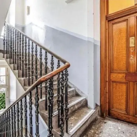 Spacious & Comfortable 3 Bedroom - Near Centre - Free Parking Available - Sleeps Up To 5 Guests شقة