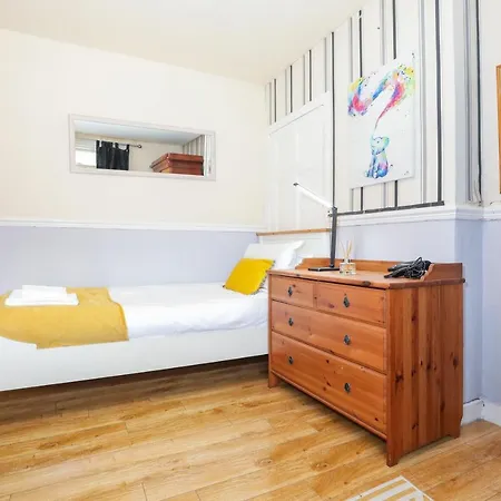 Beautiful 4 Bedroom - Ideal Location - Free Parking Ferienhaus