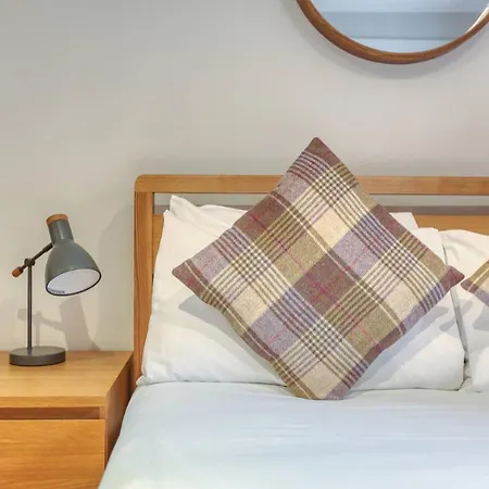 *amazing Location!*in Heart Of The City. 2br & Cot