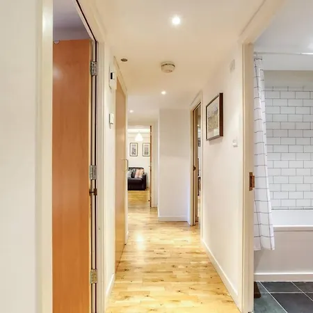 *amazing Location!*in Heart Of The City. 2br & Cot *