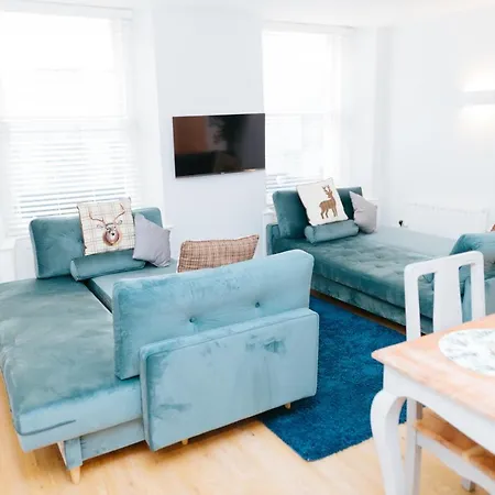 Luxury Modern 3 Bedroom In Centre *