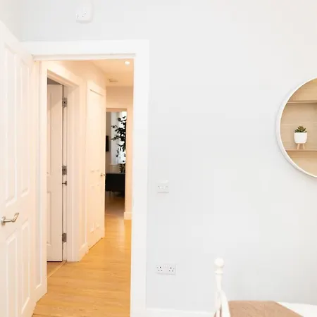 Luxury Modern 3 Bedroom In Centre *