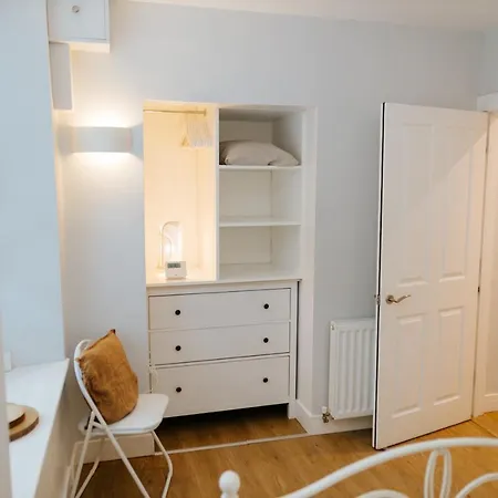 Luxury Modern 3 Bedroom In Centre Daire *