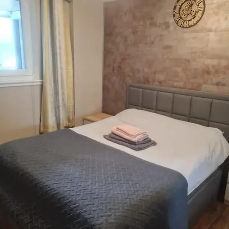 Lovely 1 Bedroom Near The Center Lägenhet