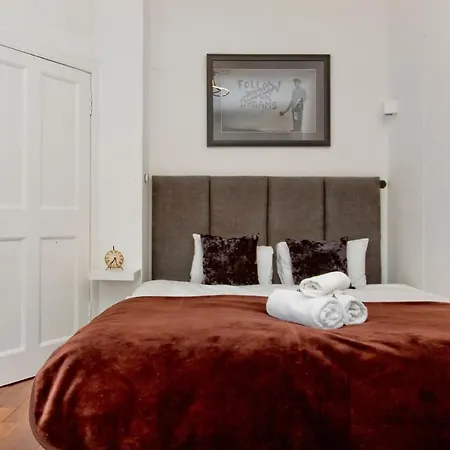 Апартаменты Exquisite & Lively With Fireplace & Panoramic Views Эдинбург