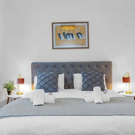 Luxury 3 Bed 2 Bath Main Door Apartm At Wardie Bay *