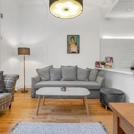 Luxury 3 Bed 2 Bath Main Door Apartm At Wardie Bay *