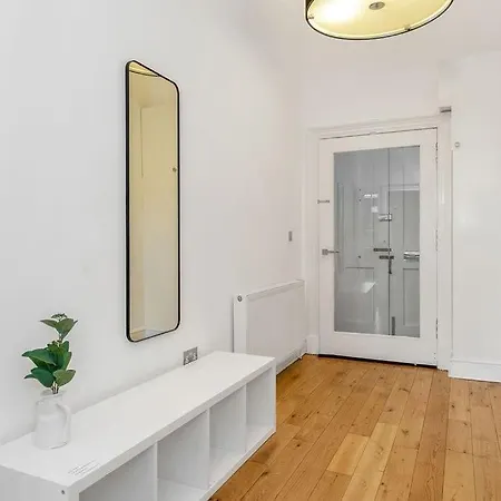 Luxury 3 Bed 2 Bath Main Door Apartm At Wardie Bay *