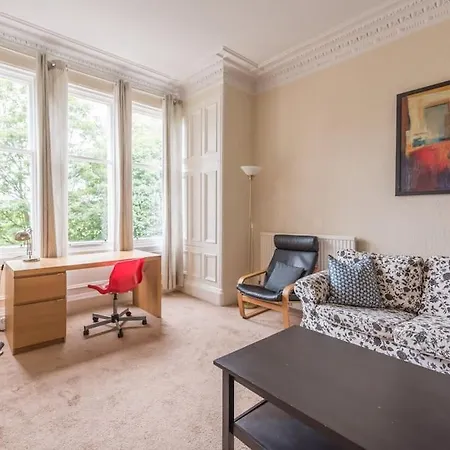 Beautiful 2 Bed 2 Bath Flat Overlooking Meadows Park Edinburgh