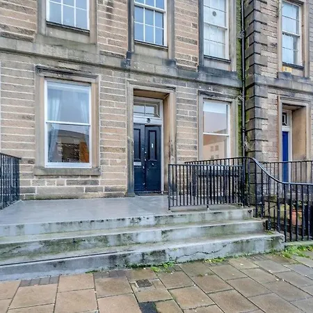 Luxury 3 Bed 2 Bath Main Door Apartm At Wardie Bay