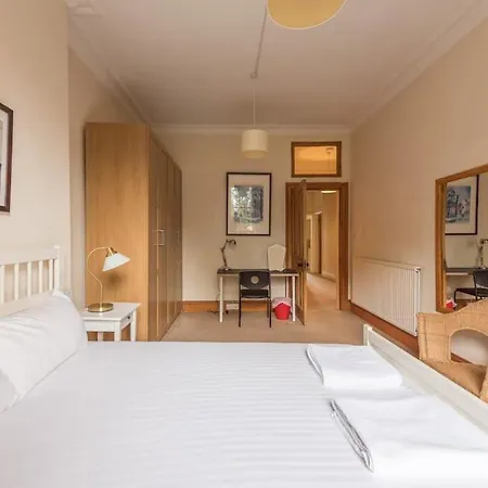 Beautiful 2 Bed 2 Bath Flat Overlooking Meadows Park Edinburgh