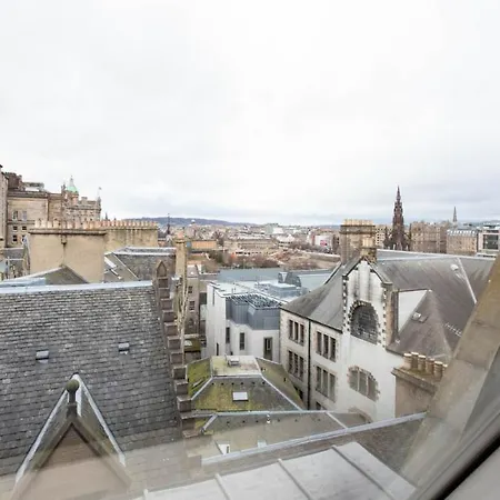 Daire Linton Collection - 28 North Bridge *