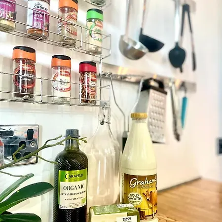 Dreghorn House 5 B-rooms 9 Beds 3 Toilets 2 Showers,1 Bath 2 Receiption Secure Free Parking 233 Wifi بيت للعطل