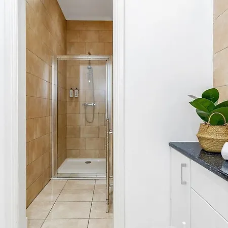 Luxury 3 Bed 2 Bath Main Door Apartm At Wardie Bay *