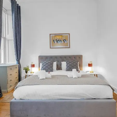Luxury 3 Bed 2 Bath Main Door Apartm At Wardie Bay *