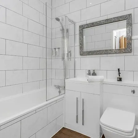 Luxury 3 Bed 2 Bath Main Door Apartm At Wardie Bay *