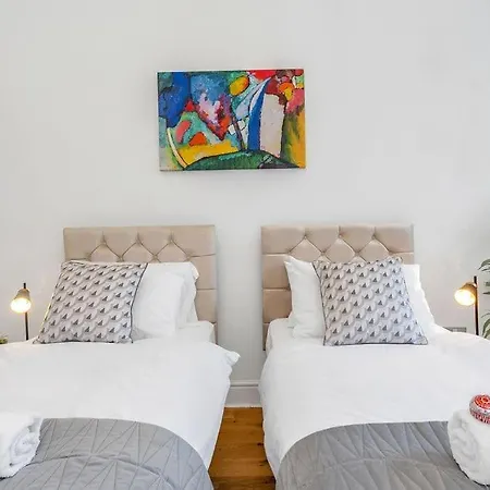 Luxury 3 Bed 2 Bath Main Door Apartm At Wardie Bay Apartment *