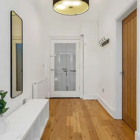 Luxury 3 Bed 2 Bath Main Door Apartm At Wardie Bay