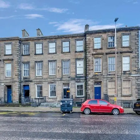 Luxury 3 Bed 2 Bath Main Door Apartm At Wardie Bay *