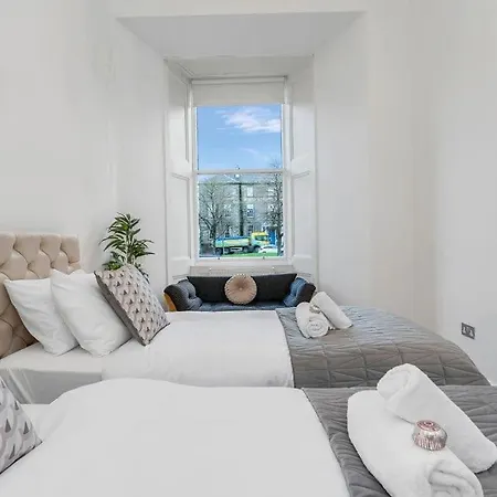 Luxury 3 Bed 2 Bath Main Door Apartm At Wardie Bay *