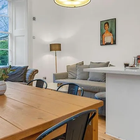 Luxury 3 Bed 2 Bath Main Door Apartm At Wardie Bay