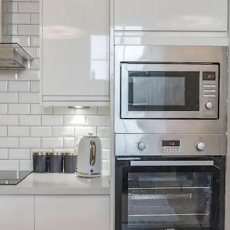 Luxury 3 Bed 2 Bath Main Door Apartm At Wardie Bay Apartment *